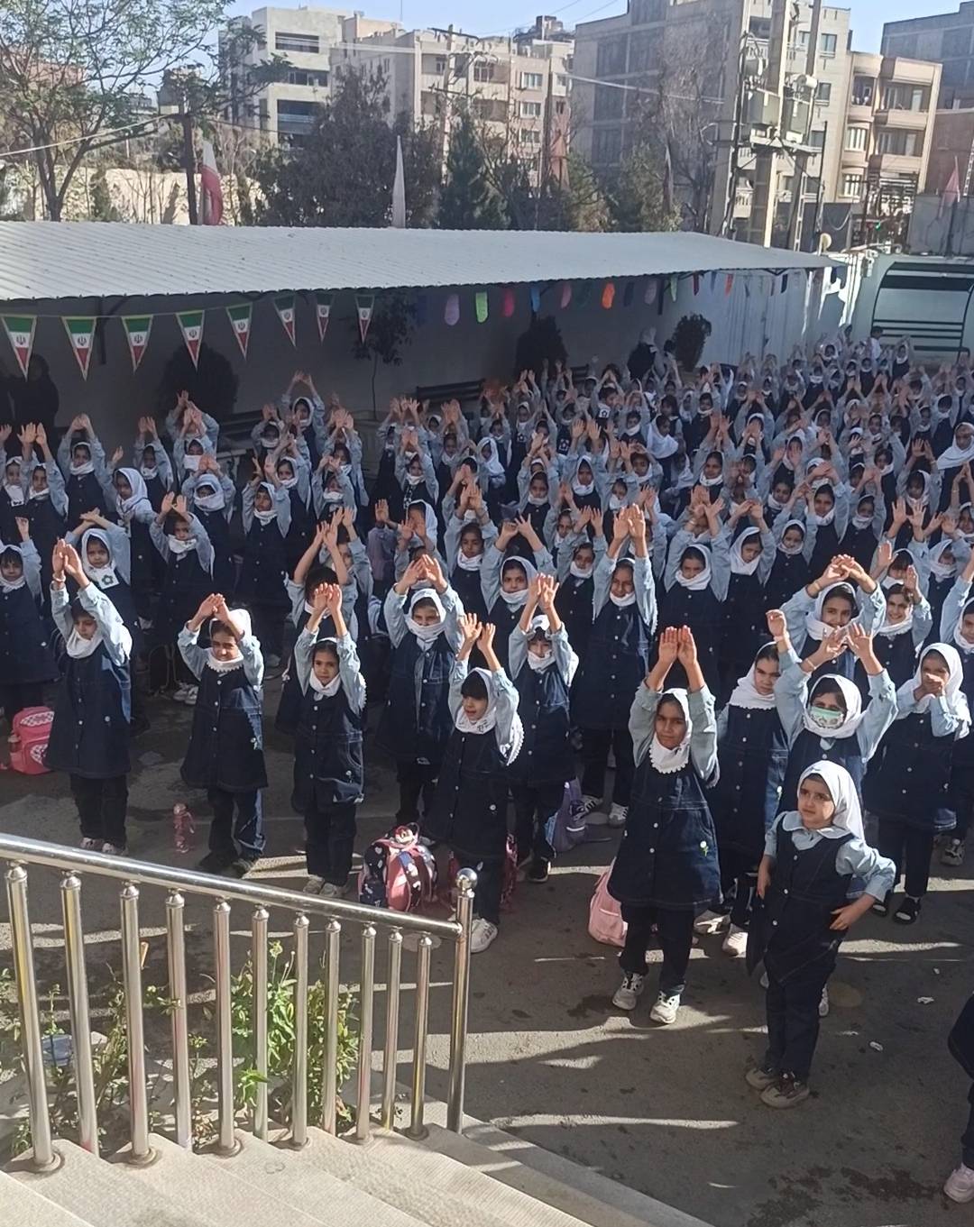 دانش آموزان در حال دویدن و بازی